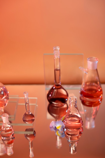 Assortiment de verrerie de laboratoire avec liquides rouges