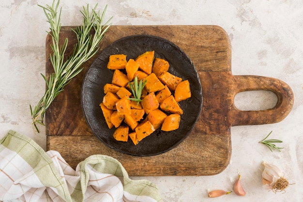 Photo gratuite assortiment de vue de dessus de repas de pommes de terre