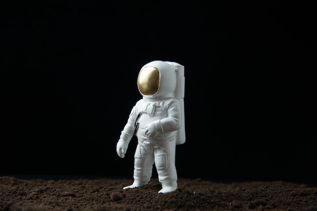 Astronaute blanc sur la lune sur une fantaisie sombre de science-fiction
