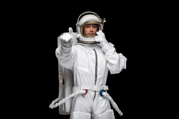 Astronaute jour astronaute dans le casque de combinaison spatiale galaxy pointant vers le visage sérieux