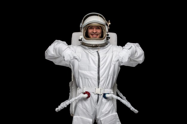 Astronaute jour astronaute dans l'espace cosmos casque de combinaison spatiale souriant pointant vers le bas