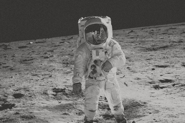 Photo gratuit astronaute marchant sur la lune dans le ton noir et blanc