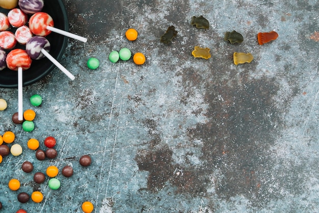 Astuce d&#39;Halloween ou des bonbons se trouvant sur la surface grise