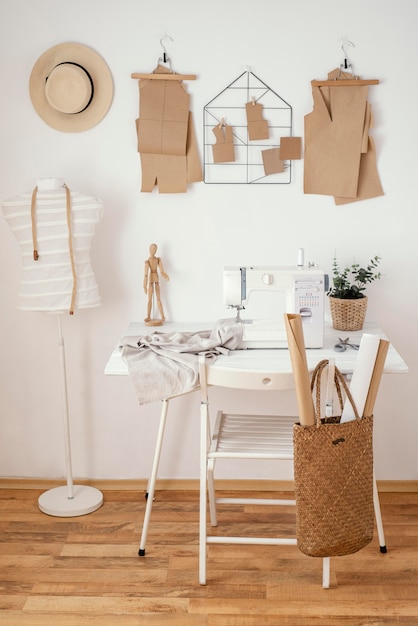 Photo gratuite atelier de couture avec machine à coudre et table