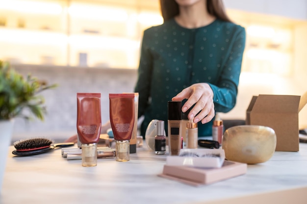 Photo gratuite atelier en ligne et démonstration de produits de beauté