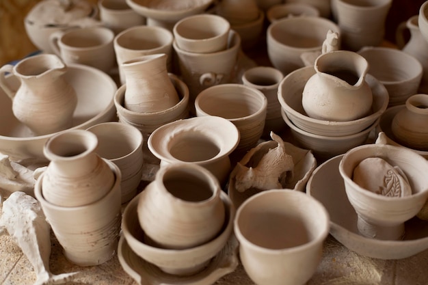 Atelier de poterie divers vases à l'intérieur