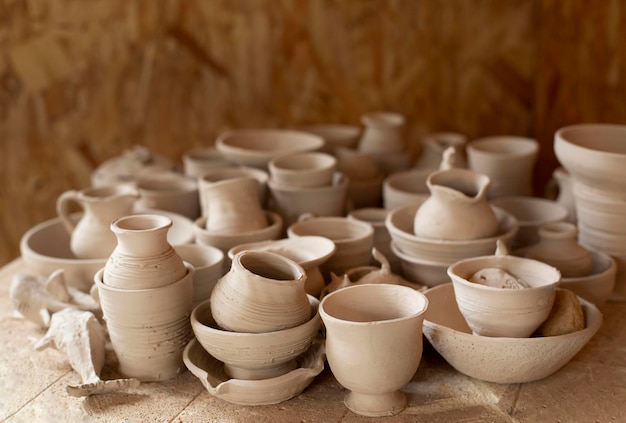 Atelier de poterie à l'intérieur arrière-plan flou