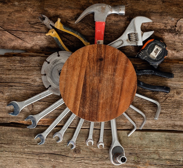 Photo gratuite atelier, réparation. outils sur la table en bois