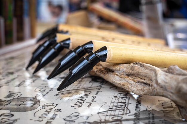 Atelier de saxophone en bois fait à la main d'instruments de musique à vent