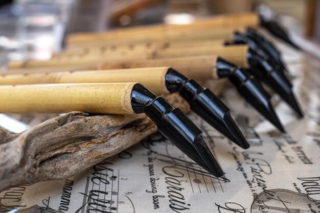 Atelier de saxophone en bois fait à la main d'instruments de musique à vent