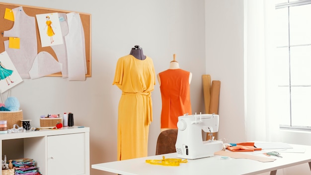 Atelier avec vêtements et machine à coudre