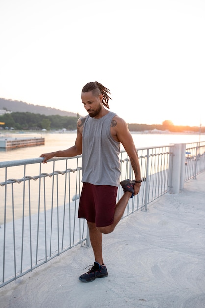 Athlète afro-américain faisant de l'exercice