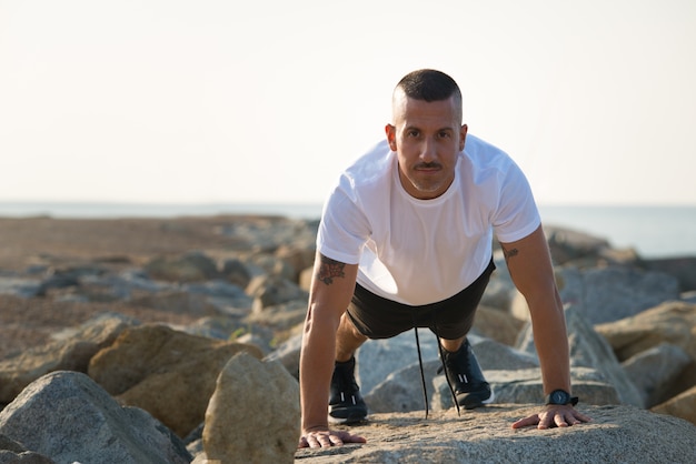 Athlète athlétique sportive se prépare à faire des flexions