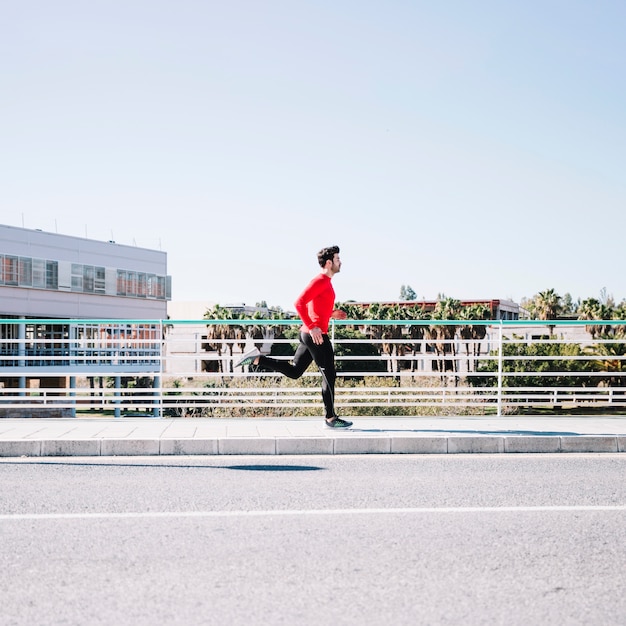 Athlète courir près de la route