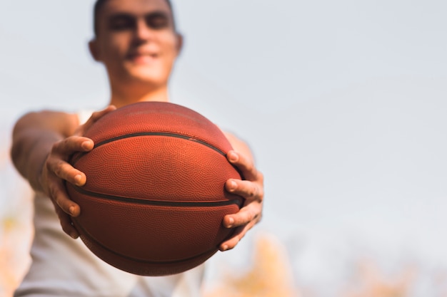 Athlète défocalisé tenant le basket-ball