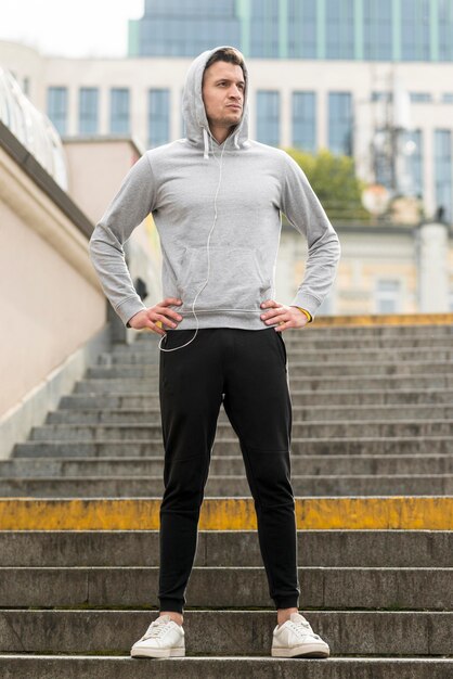 Athlète exerçant à l'extérieur pour rester en forme