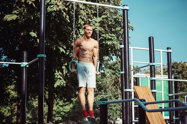 Athlète, faire des exercices au stade du parc