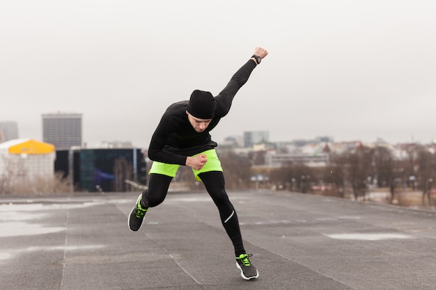 Athlète faisant des exercices sur le toit