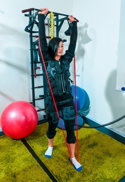 L'athlète féminine faisant de l'exercice dans un studio de fitness