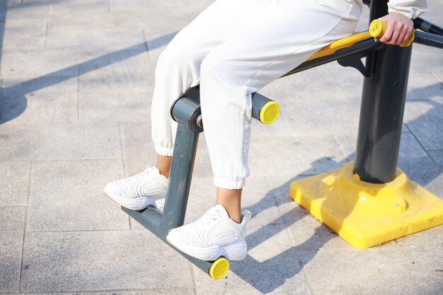 Athlète féminine faisant de l'exercice pour les jambes au parc Photo de haute qualité