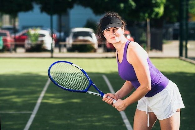 Athlète femme jouant sur un court de tennis