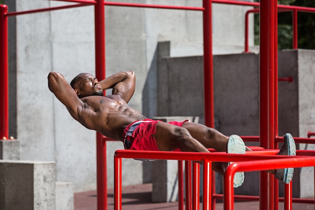 athlète en forme faisant des exercices au stade. Afro ou afro-américain en plein air à la ville