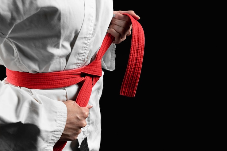Photo gratuit athlète de karaté avec ceinture rouge