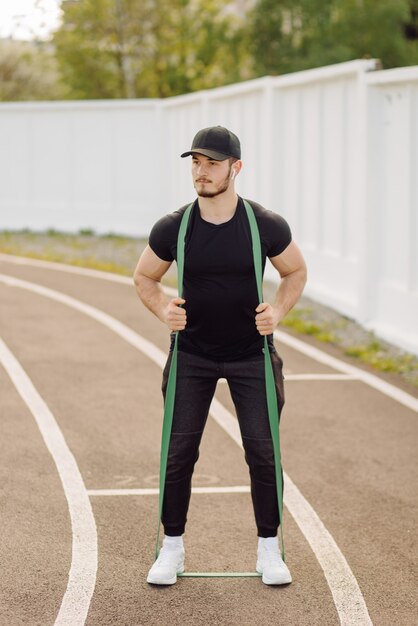 Athlète masculin faisant de la formation de remise en forme. Entraînement en dehors de la salle de gym.