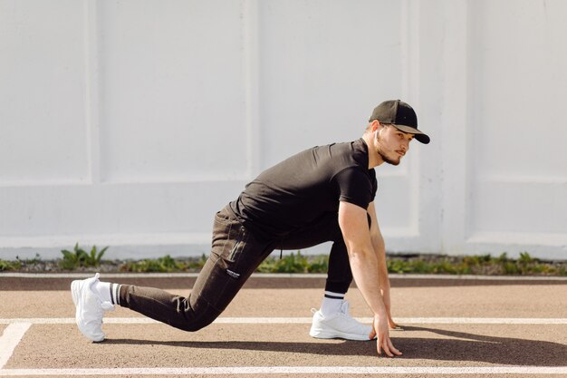 Athlète masculin faisant de la formation de remise en forme. Entraînement en dehors de la salle de gym.