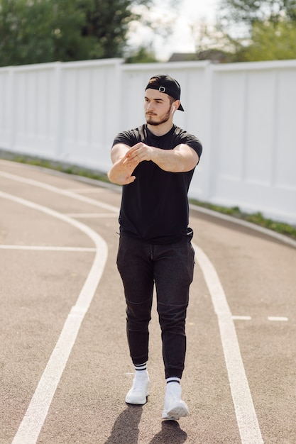 Athlète masculin faisant de la formation de remise en forme. Entraînement en dehors de la salle de gym.