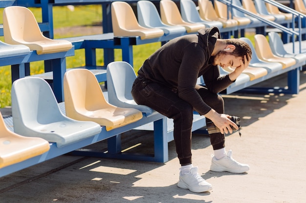 Athlète masculin faisant de la formation de remise en forme. Entraînement en dehors de la salle de gym.