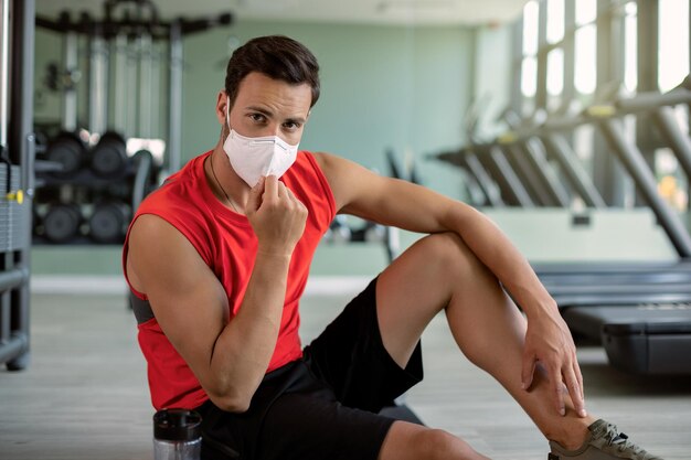 Athlète masculin portant un masque protecteur dans une salle de sport en raison de l'épidémie de COVID19