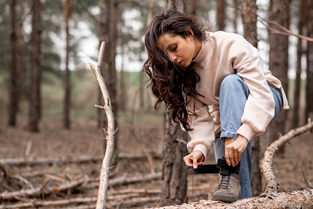 Photo gratuite attacher les lacets des chaussures féminines