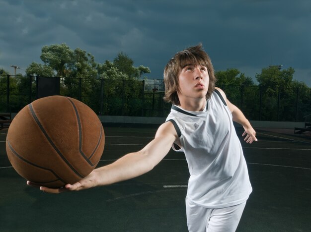 Attaque de joueur de basket-ball