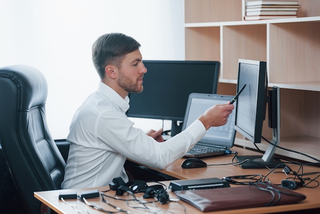 Attention à cette partie. L'examinateur polygraphique travaille dans le bureau avec l'équipement de son détecteur de mensonge