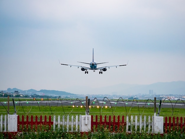 Atterrissage d'avion dans la ville de taipei, taiwan.