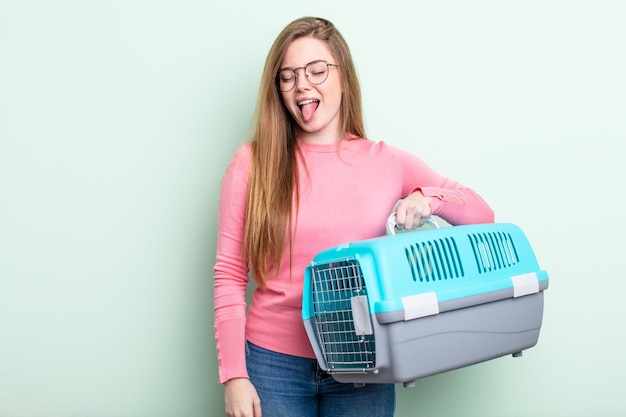 Avec une attitude joyeuse et rebelle, plaisantant et tirant la langue