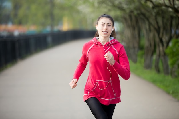 Attractive femme apprécie le jogging en plein air