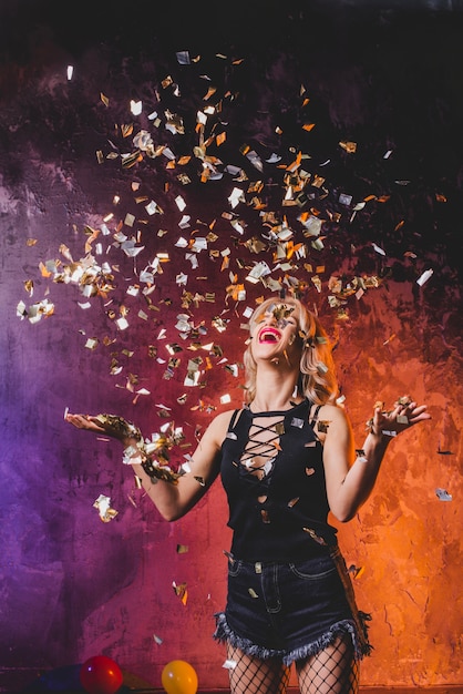 Attractive femme vomissant des confettis