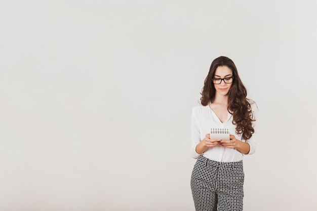 Attractive girl avec des lunettes et des cheveux longs