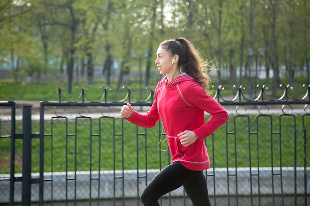 Attractive joyeuse femme courir dans le parc