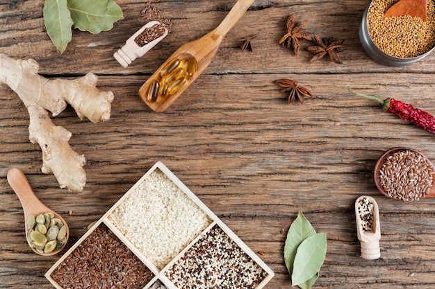 Photo gratuite au-dessus de l'arrangement alimentaire sur fond de bois