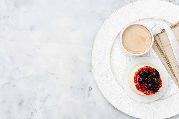 Au-dessus du cadre de vue avec un délicieux petit-déjeuner et un espace de copie