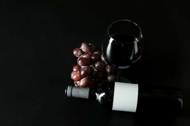 D&#39;au-dessus du raisin près de la bouteille et du verre à vin