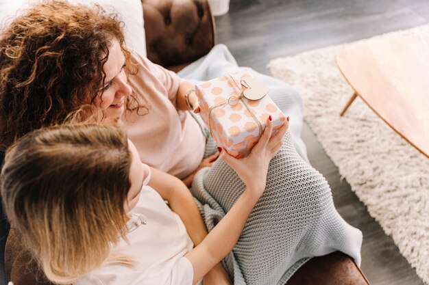 D&#39;au-dessus des femmes avec le présent sur le sofa