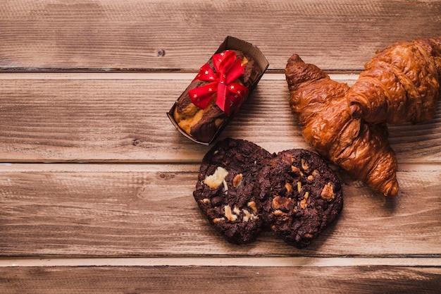 Photo gratuite d'au-dessus des pâtisseries sur la table en bois