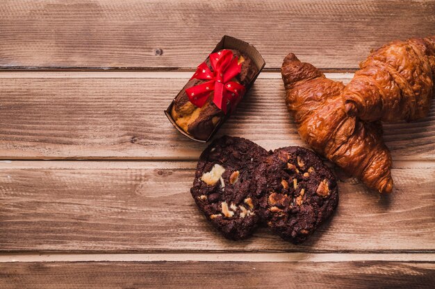 D&#39;au-dessus des pâtisseries sur la table en bois