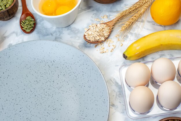 Au-dessus de la vue d'une assiette grise vide et d'aliments sains frais sur fond de glace