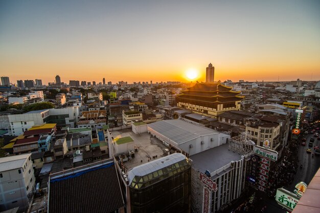 Au-dessus de la vue depuis le toit sur la ville de Chine au milieu de la ville de Bangkok, Thaïlande
