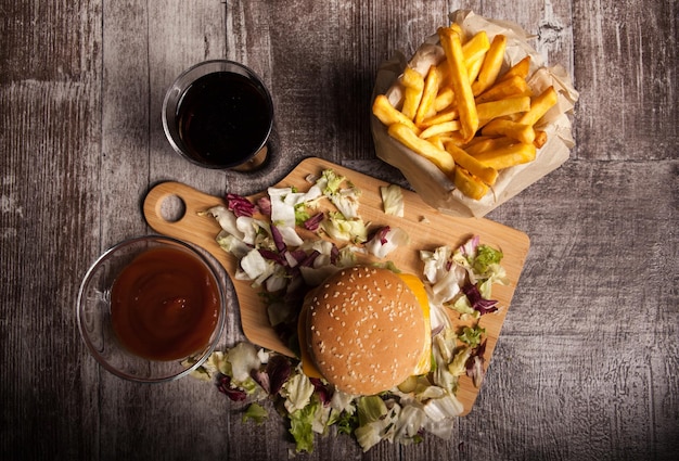 Au-dessus de la vue de dessus de délicieux hamburgers savoureux sur fond de bois. Nourriture rapide et savoureuse